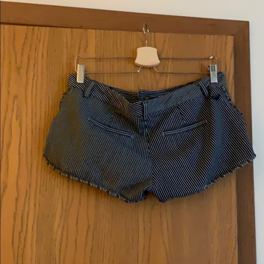 Size 29 Roxy shorts - Picture 2 of 3
